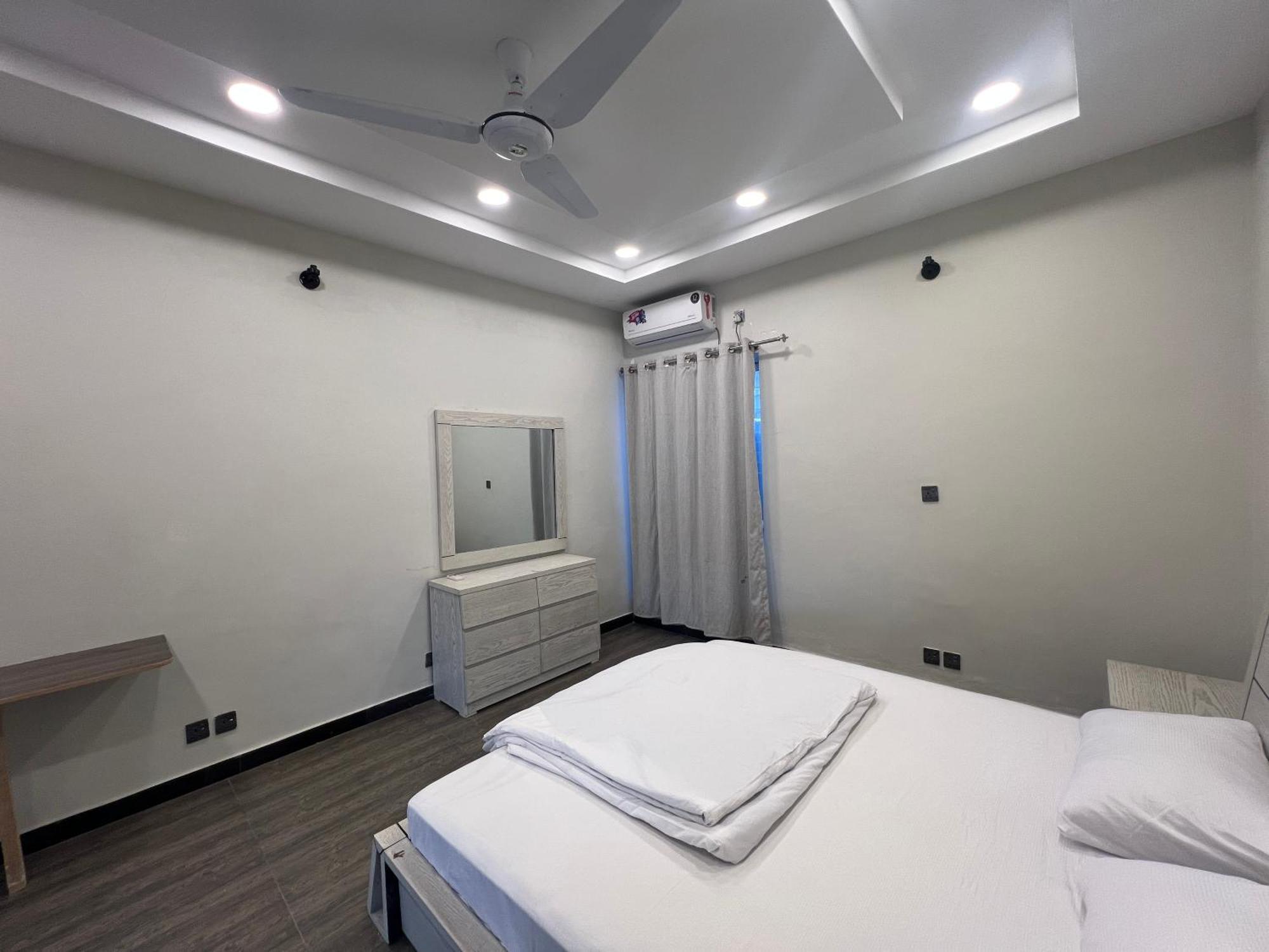 Deluxe King Room In Silverscape Residence Равалпинди Екстериор снимка