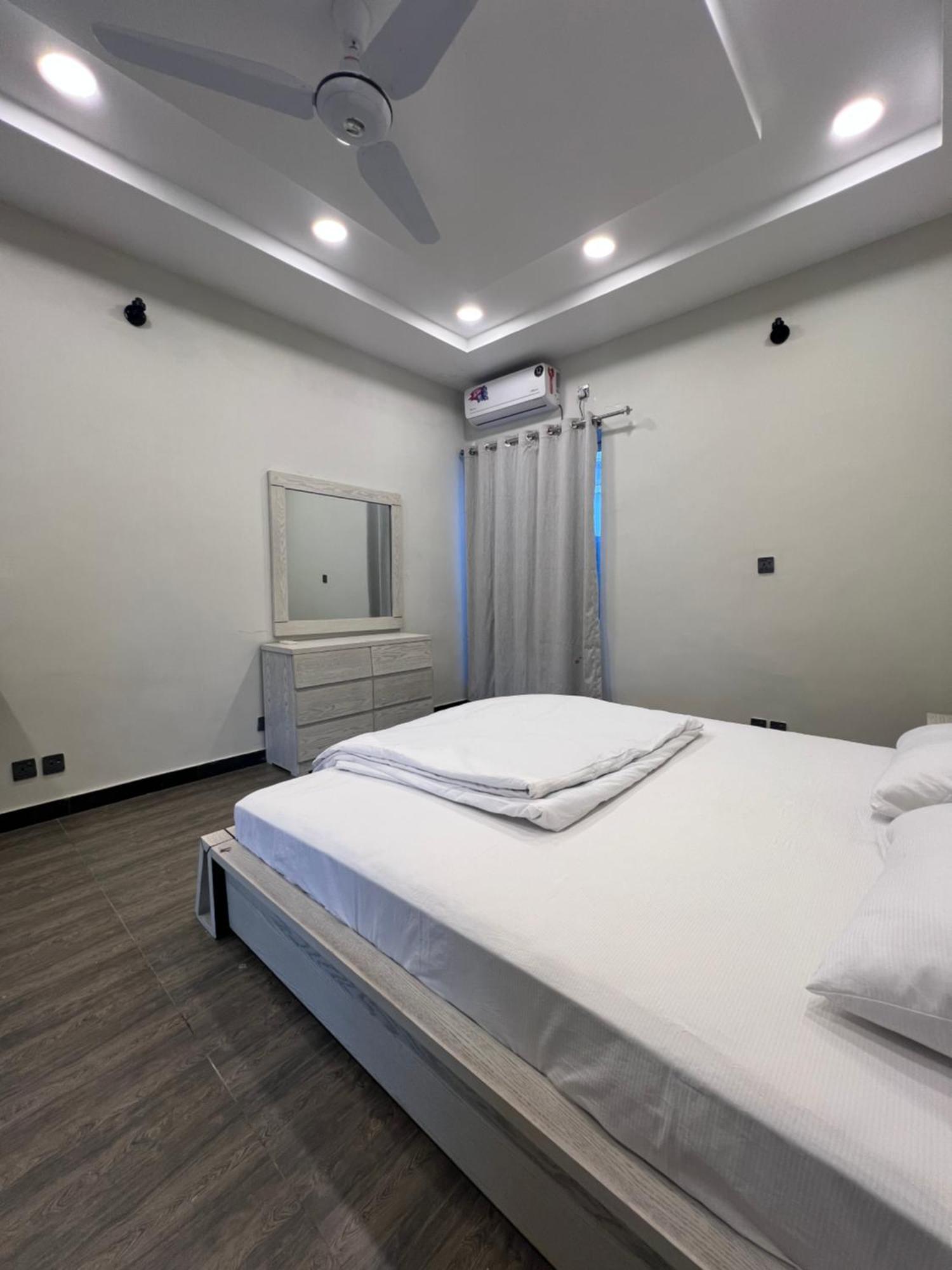 Deluxe King Room In Silverscape Residence Равалпинди Екстериор снимка