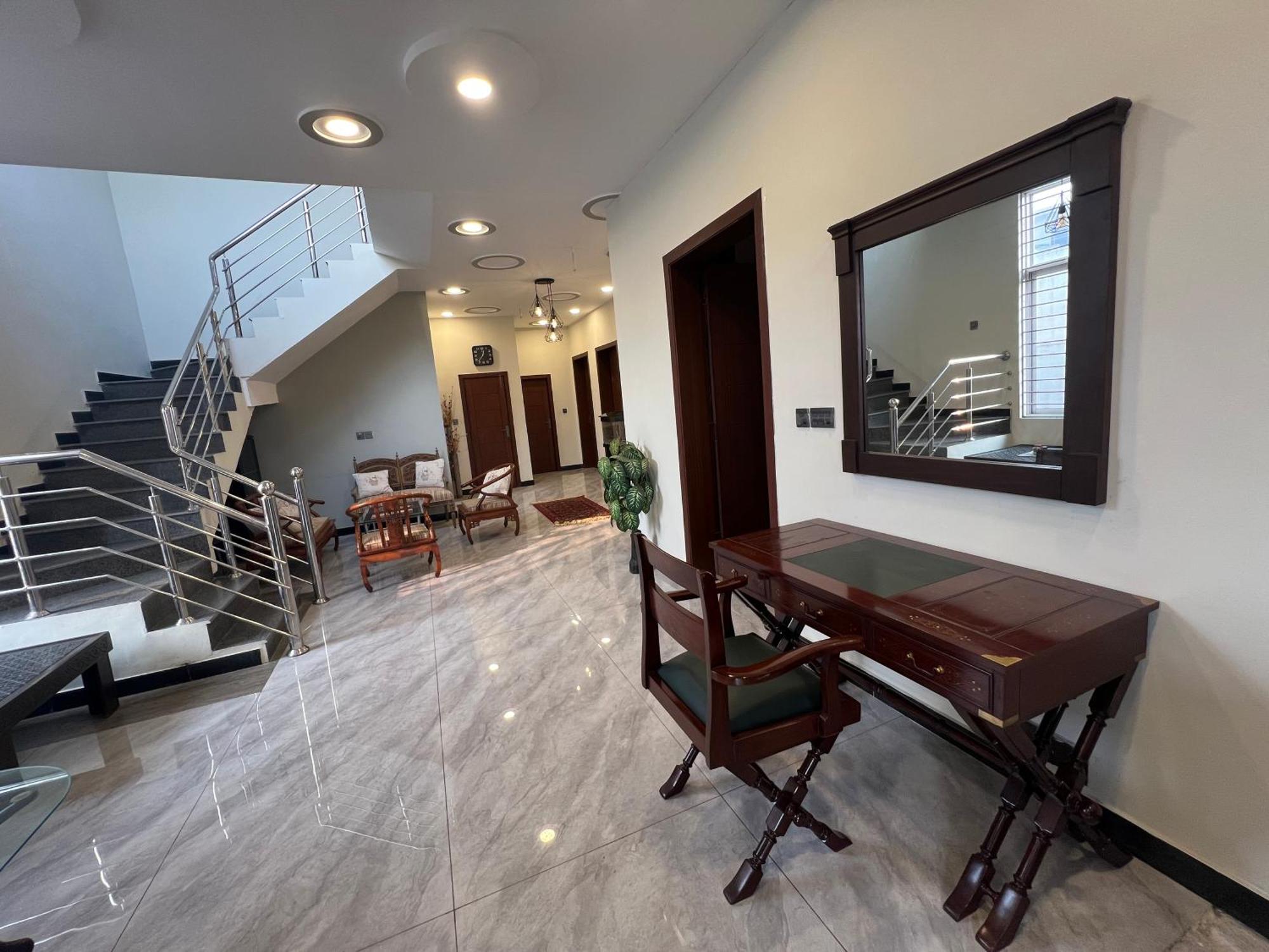 Deluxe King Room In Silverscape Residence Равалпинди Екстериор снимка
