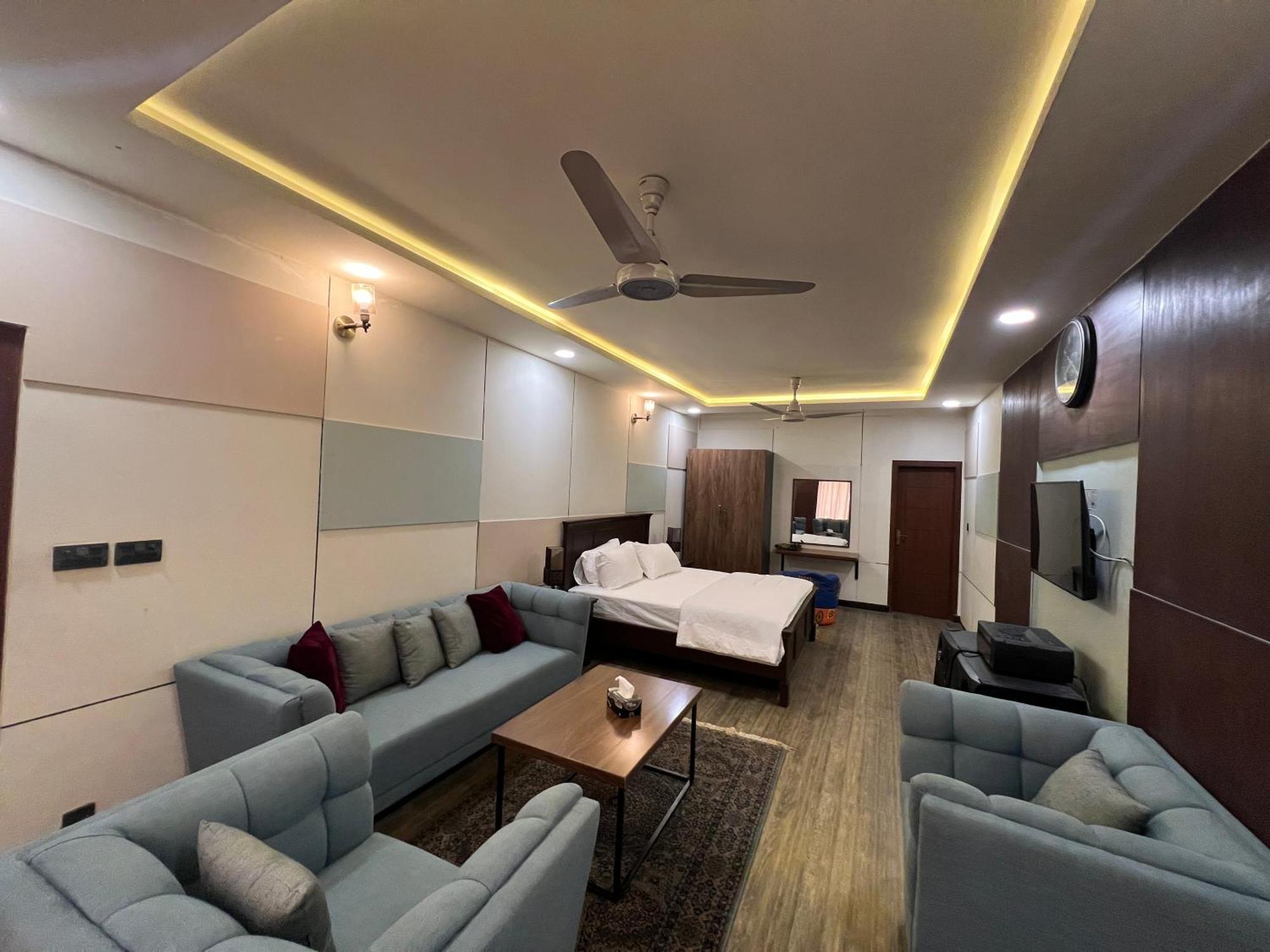 Deluxe King Room In Silverscape Residence Равалпинди Екстериор снимка