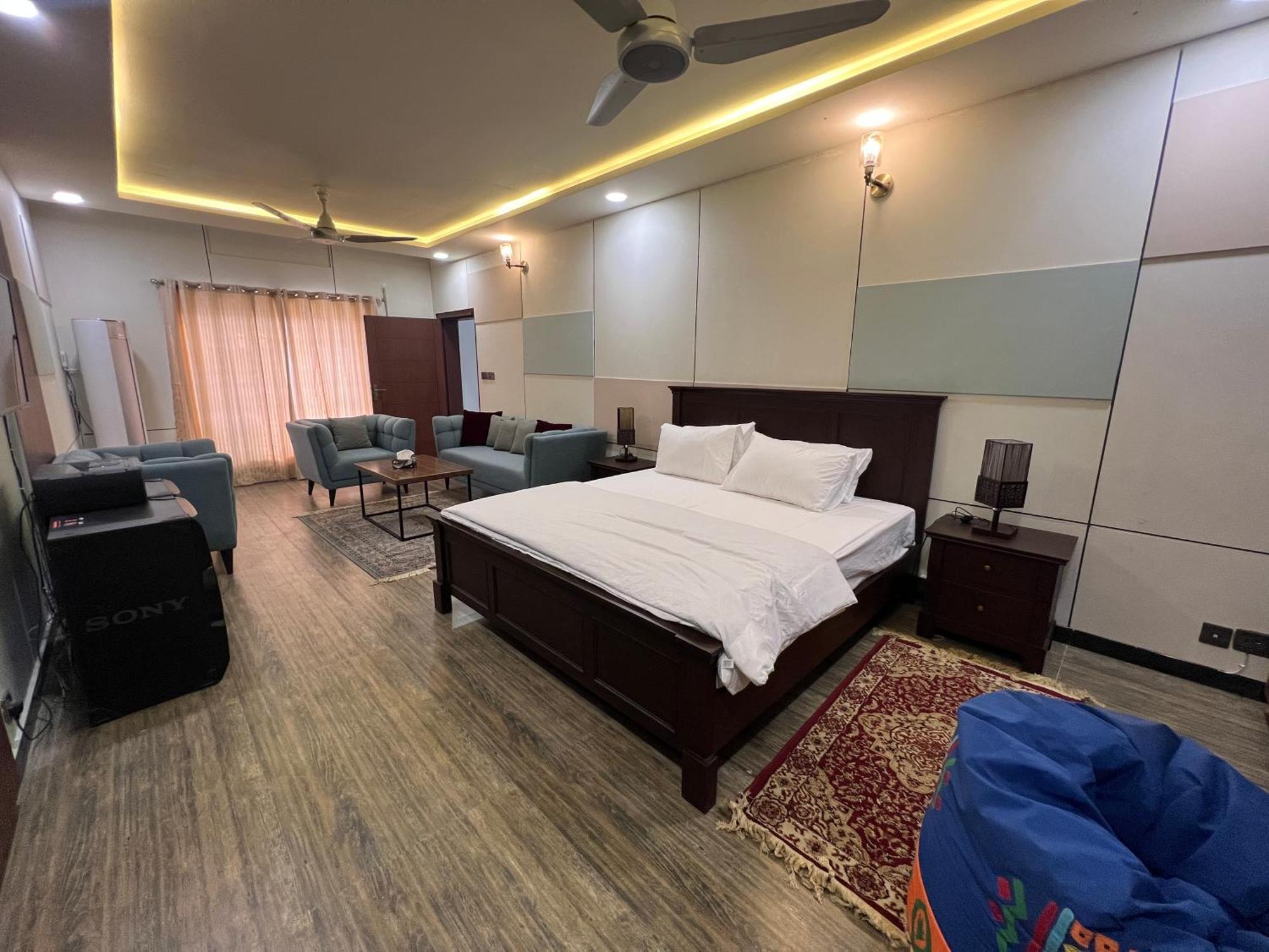 Deluxe King Room In Silverscape Residence Равалпинди Екстериор снимка