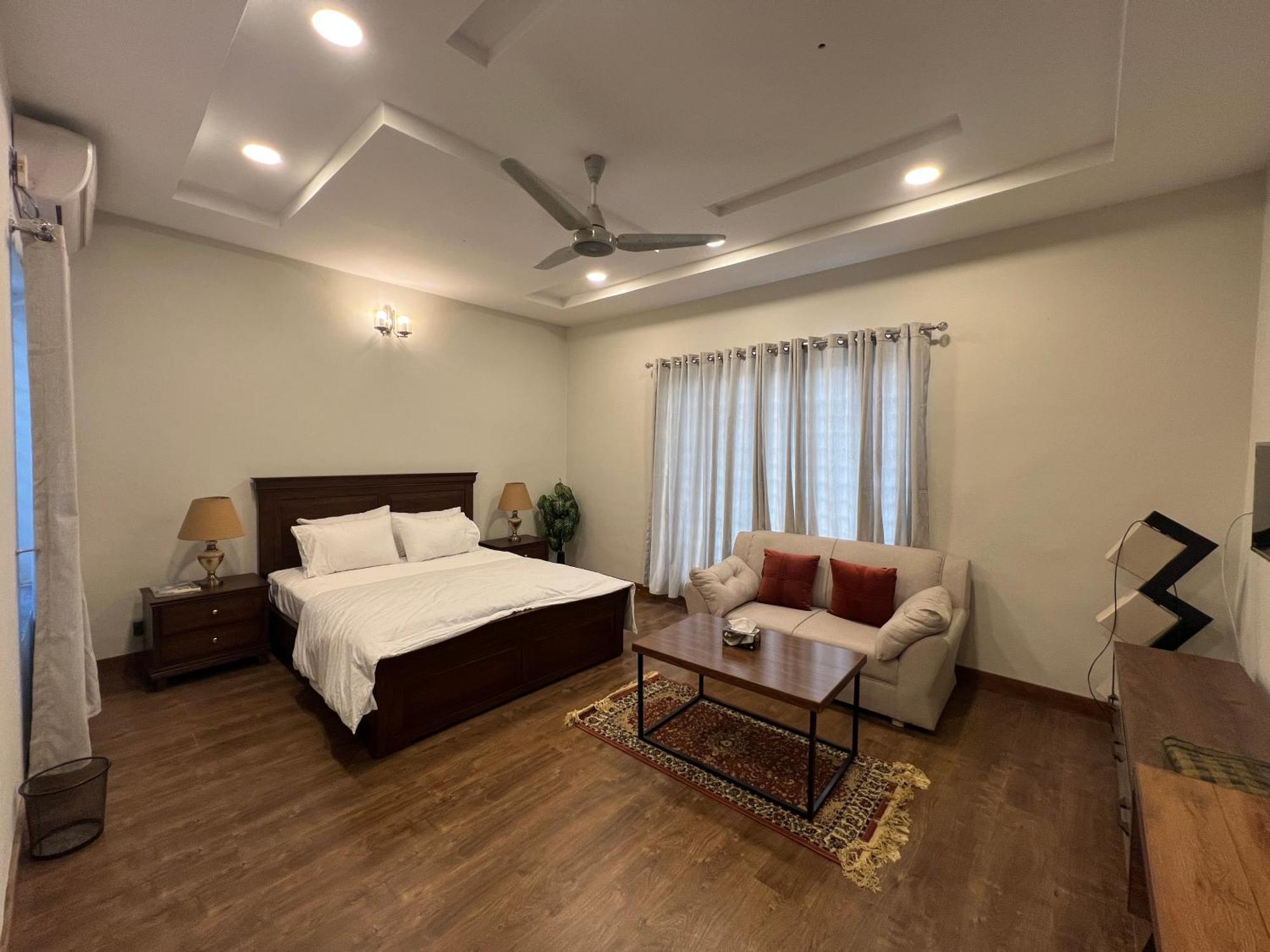 Deluxe King Room In Silverscape Residence Равалпинди Екстериор снимка