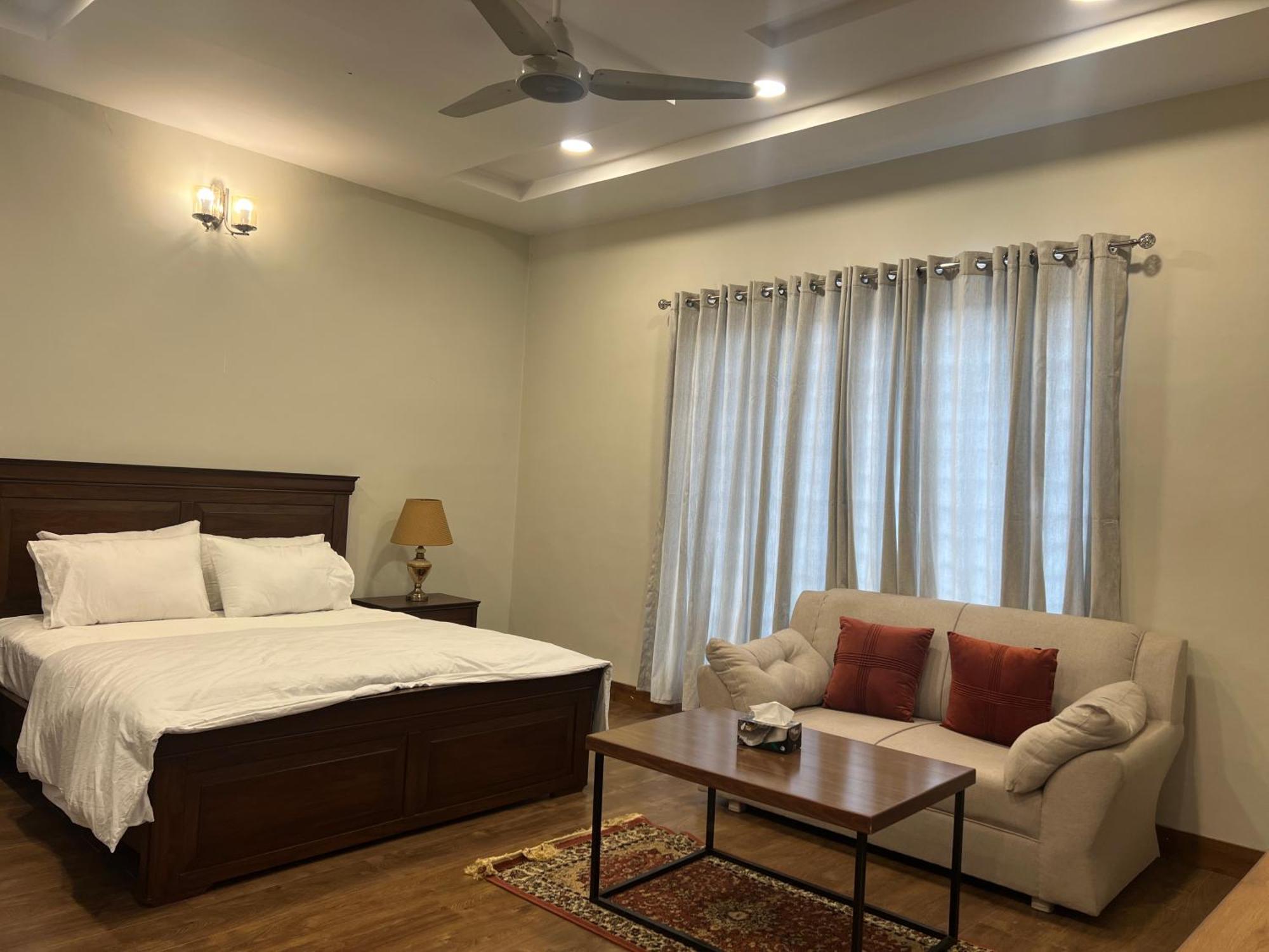 Deluxe King Room In Silverscape Residence Равалпинди Екстериор снимка