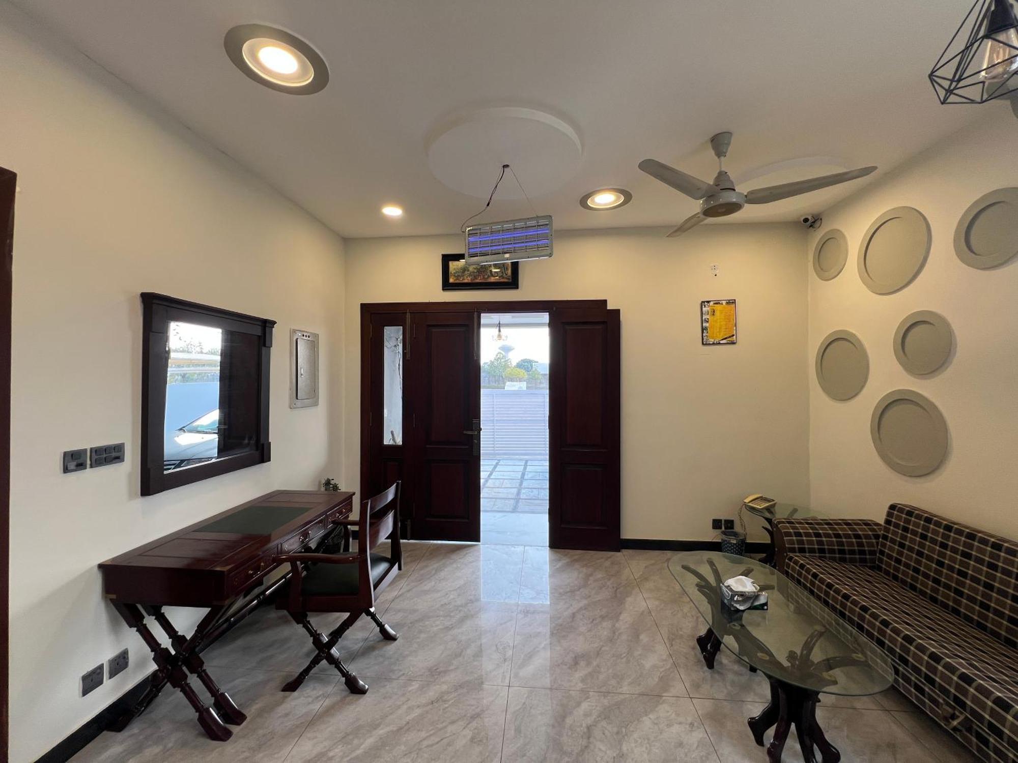 Deluxe King Room In Silverscape Residence Равалпинди Екстериор снимка
