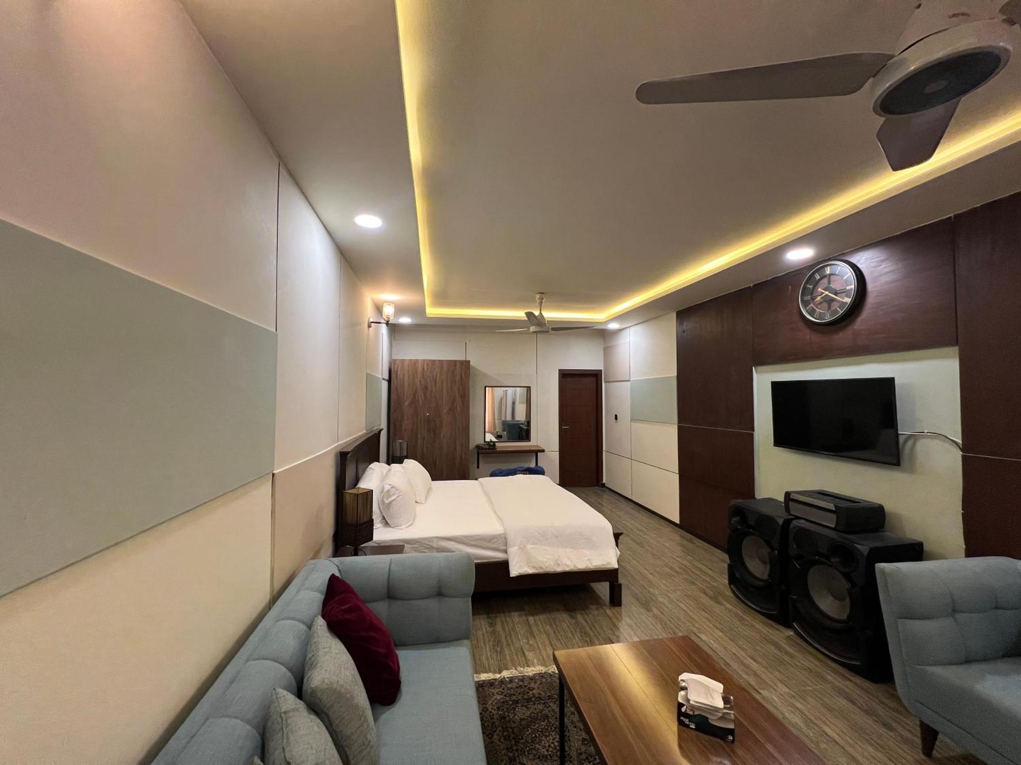 Deluxe King Room In Silverscape Residence Равалпинди Екстериор снимка