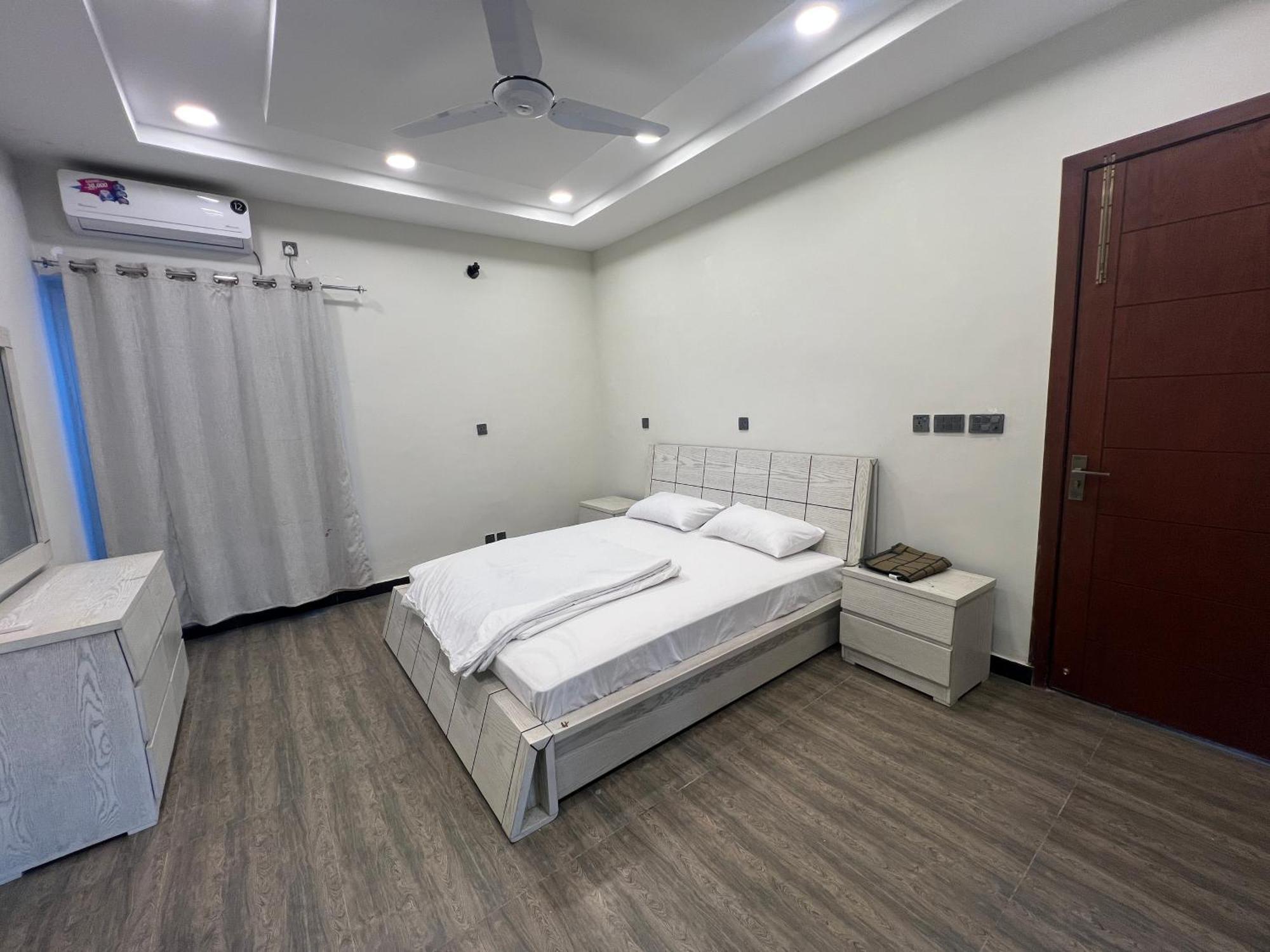 Deluxe King Room In Silverscape Residence Равалпинди Екстериор снимка