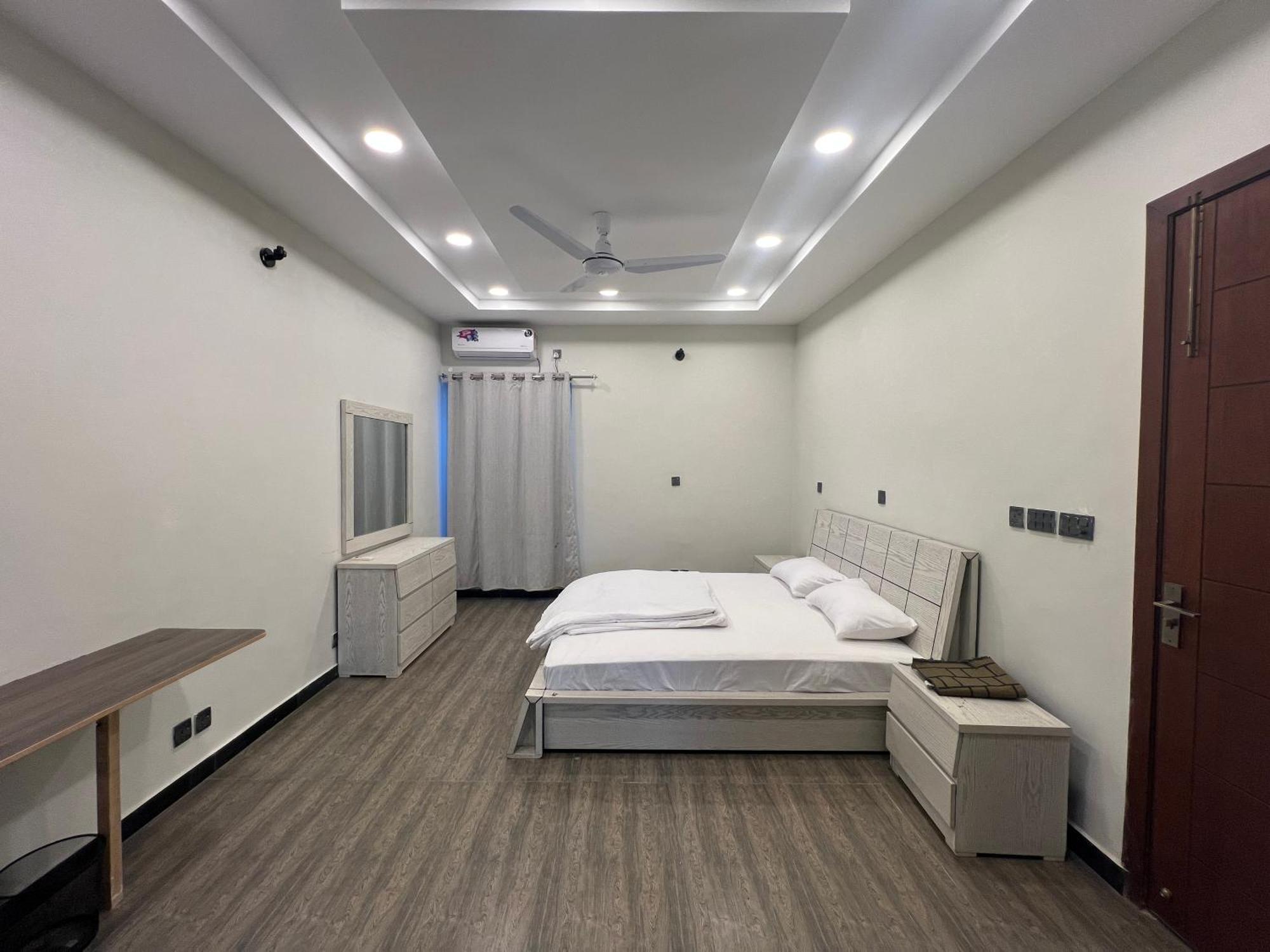 Deluxe King Room In Silverscape Residence Равалпинди Екстериор снимка